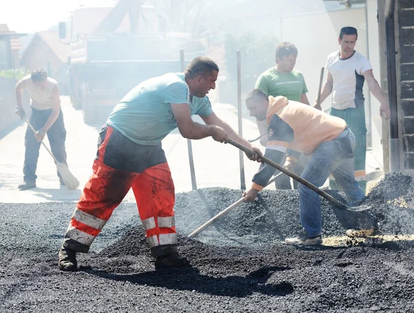 Hombres Trabajando Duro Asfaltar Carretera — Foto de Stock