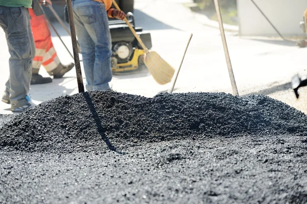 Duro lavoro sulla costruzione di asfalto — Foto Stock