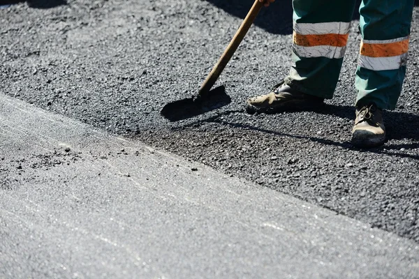 Hårt arbete på asfalt konstruktion — Stockfoto