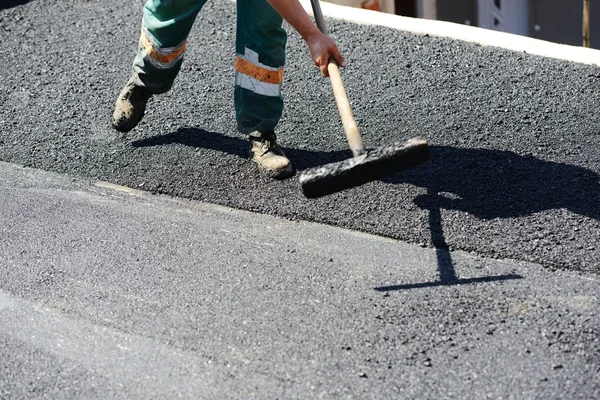 Travail acharné sur la construction d'asphalte — Photo