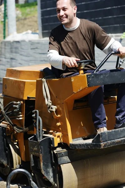 Hårt arbete på asfalt konstruktion — Stockfoto