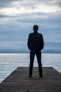 İskele üzerinde yürüyen adam