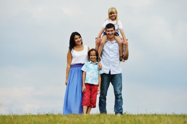Mutlu aile yeşil yaz çayır üzerinde yürüyüş doğa