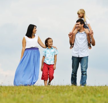 Mutlu aile yeşil yaz çayır üzerinde yürüyüş doğa