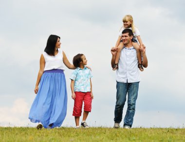 Mutlu aile yeşil yaz çayır üzerinde yürüyüş doğa