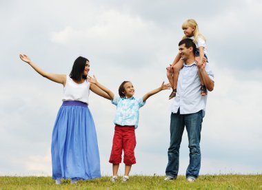 Mutlu aile yeşil yaz çayır üzerinde yürüyüş doğa
