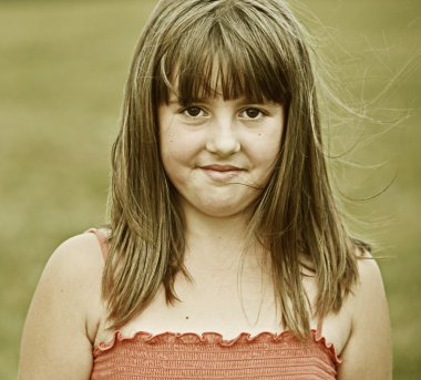 Mutlu kız yaz çayır çimen