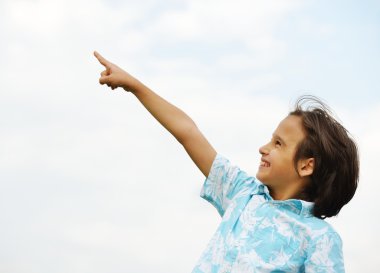 Yaz çayır üzerinde mutlu çocuk