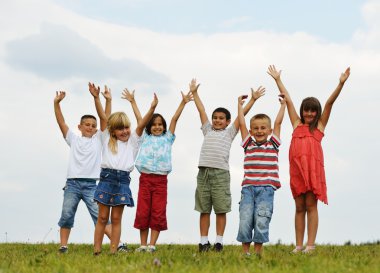 Mutlu çocuklar yaz çayır çimen