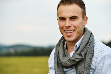 Moda eşarp boyun adamla