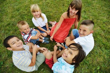 Grup doğada mutlu çocuk