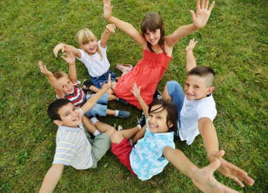 Grup doğada mutlu çocuk