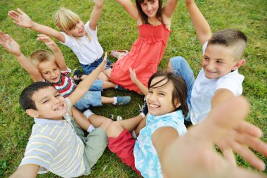 Grup doğada mutlu çocuk