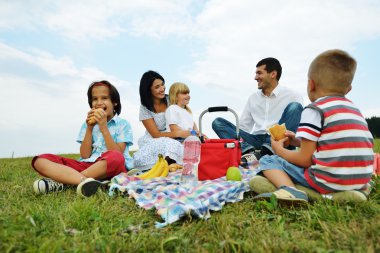 Piknik vakit geçiriyor çocuklu aile