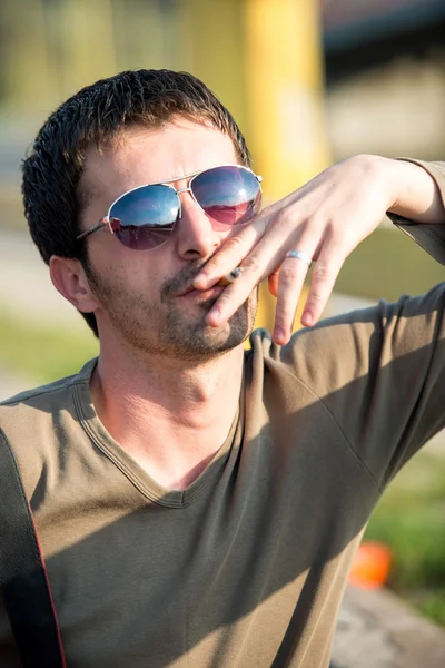 Hombre fumando un cigarrillo — Foto de Stock