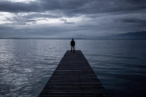 Alleen man die op een pier — Stockfoto