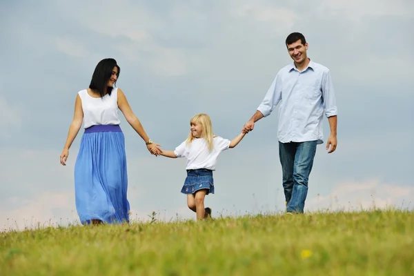 Familia feliz en la naturaleza divirtiéndose — Foto de Stock