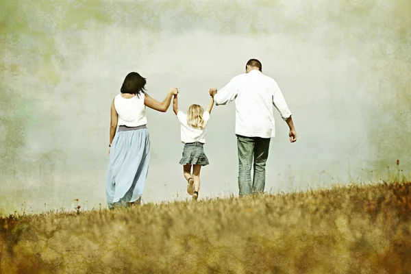Retro afbeelding van gelukkige familie in de natuur met plezier — Stockfoto