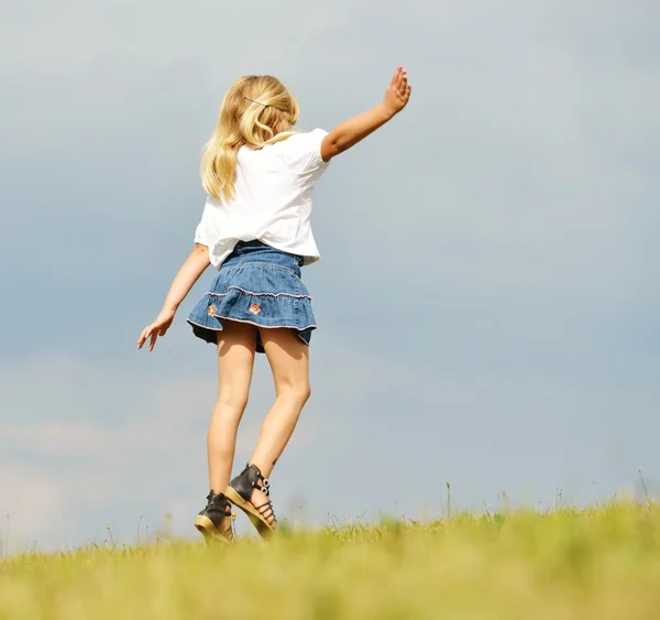 Llittle blond flicka på sommaren gräs äng — Stockfoto