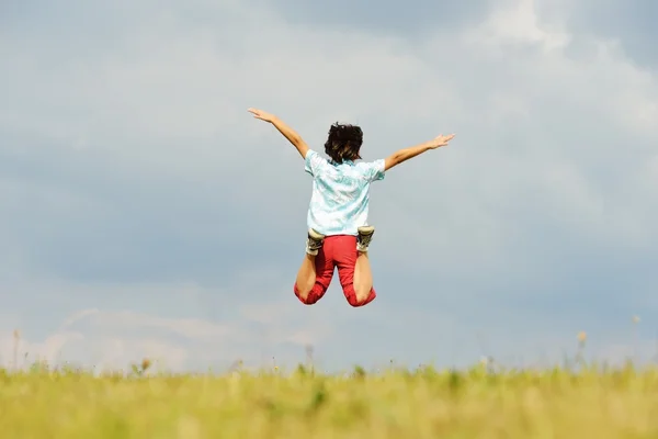 Yaz çayır üzerinde mutlu çocuk — Stok fotoğraf