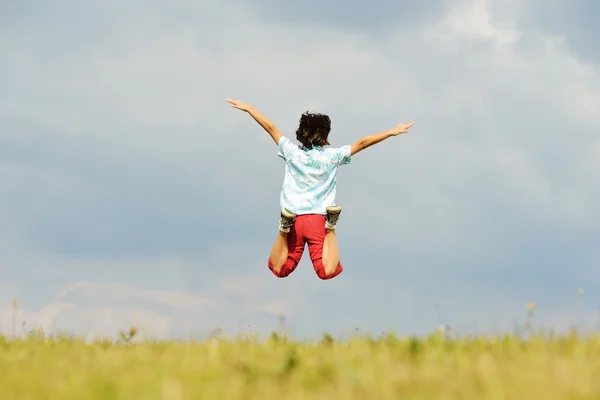 Enfant heureux sur la prairie d'été — Photo