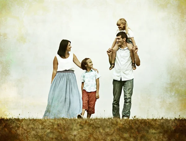 Famiglia felice nella natura passeggiare sul prato verde estivo — Foto Stock