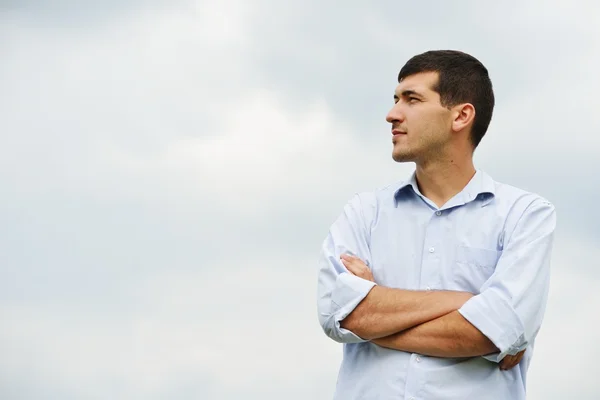 Jeune homme ayant le temps heureux sur la prairie dans la nature — Photo