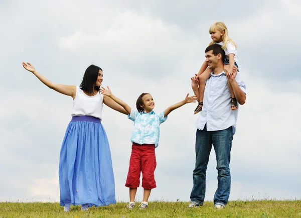Famiglia felice nella natura passeggiare sul prato verde estivo — Foto Stock