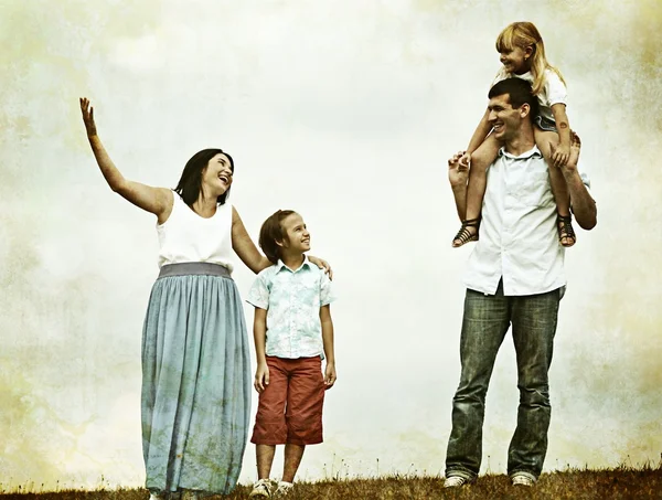 Foto colorata di una giovane famiglia in natura — Foto Stock