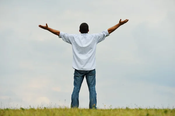 Der Mensch hat eine glückliche Zeit in der Natur — Stockfoto