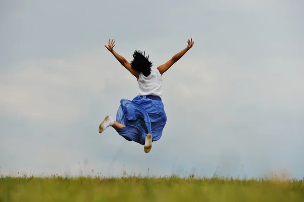 Jovem tendo relaxado tempo feliz no prado na natureza — Fotografia de Stock