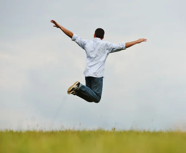 Homem tendo tempo feliz na natureza — Fotografia de Stock