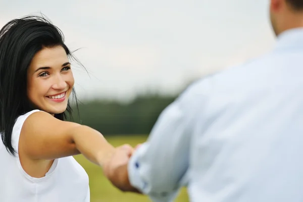 Pareja enamorada teniendo tiempo feliz afuera —  Fotos de Stock