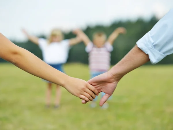 In de natuur met plezier en gelukkige familie — Stockfoto