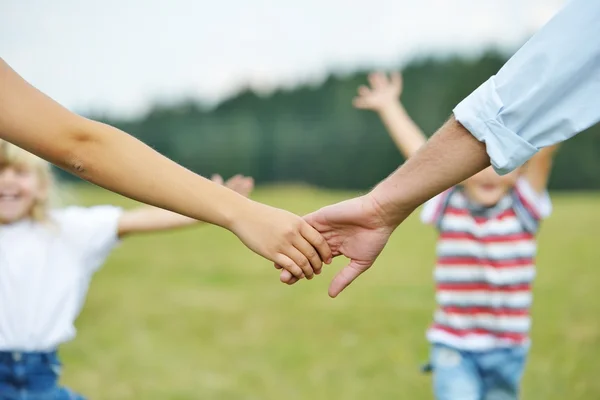 Familia feliz en la naturaleza divirtiéndose — Foto de Stock