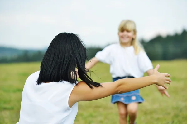 Lycklig familj i naturen har roligt — Stockfoto