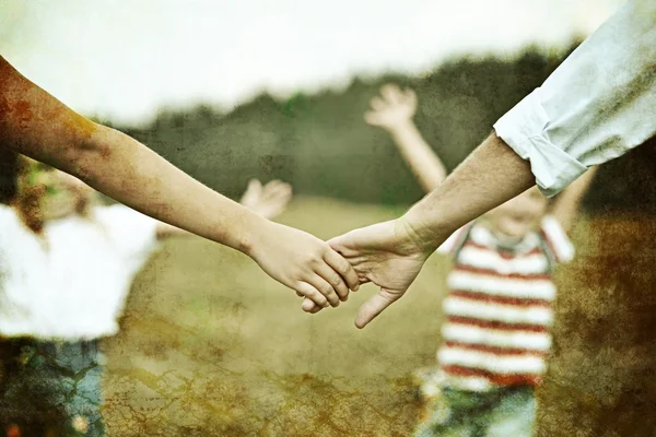 Familie in de natuur met plezier — Stockfoto