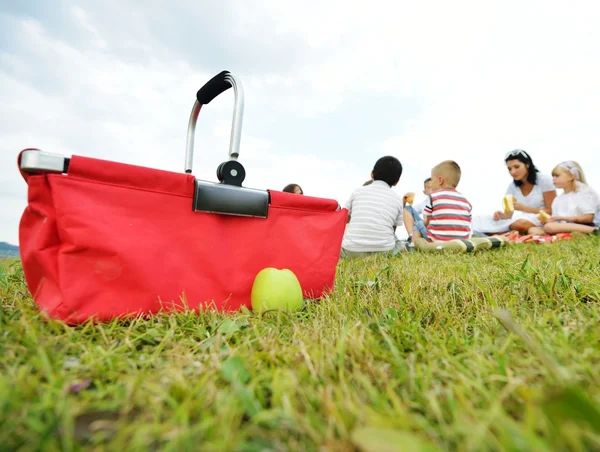 Familj med barn att ha picknick tid — Stockfoto