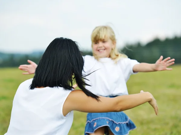 In de natuur met plezier en gelukkige familie Rechtenvrije Stockafbeeldingen