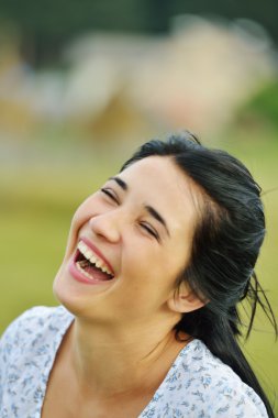 Genç kadın doğada rahat