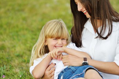 Mutlu aile eğleniyor doğada