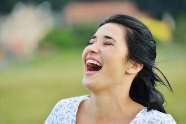 Genç kadın doğada rahat