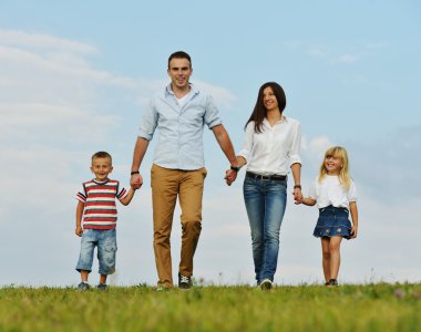 Mutlu aile eğleniyor doğada