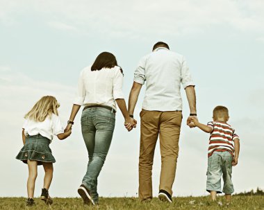 Mutlu aile eğleniyor doğada