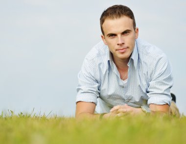 Genç kişi mutlu zaman doğada olan