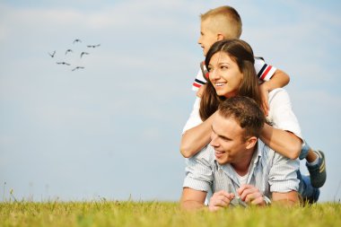 Mutlu aile eğleniyor doğada