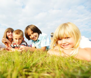 Grup yaz çimen çayır üzerinde mutlu çocuk