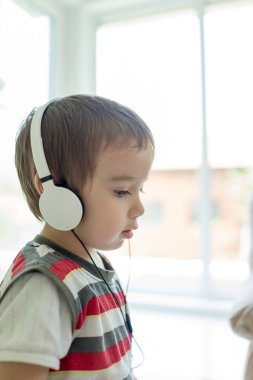 Sevimli küçük çocuk evde müzik