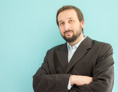 Kendine güvenen genç işadamı profil portresi