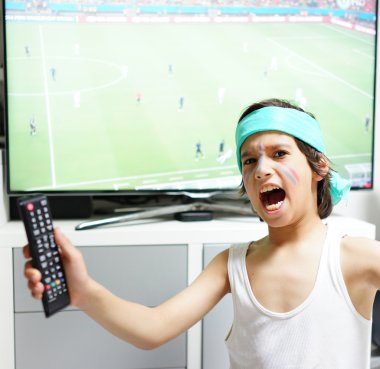 Televizyonda futbol Dünya Kupası maç izlerken çocuk